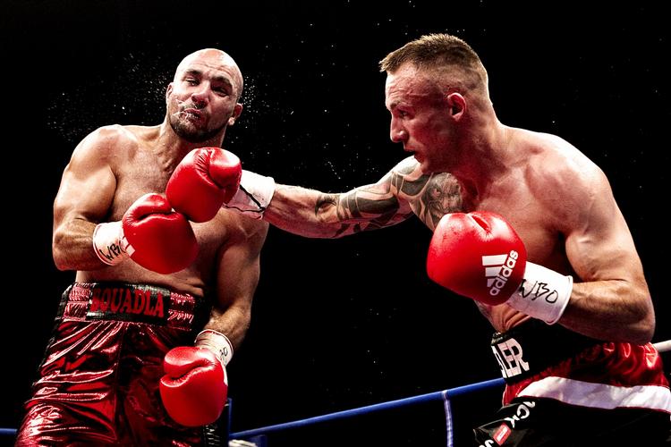 Tungt. Mikkel Kessler var lørdag i ringen mod en overraskende hårdfør franskmand. 