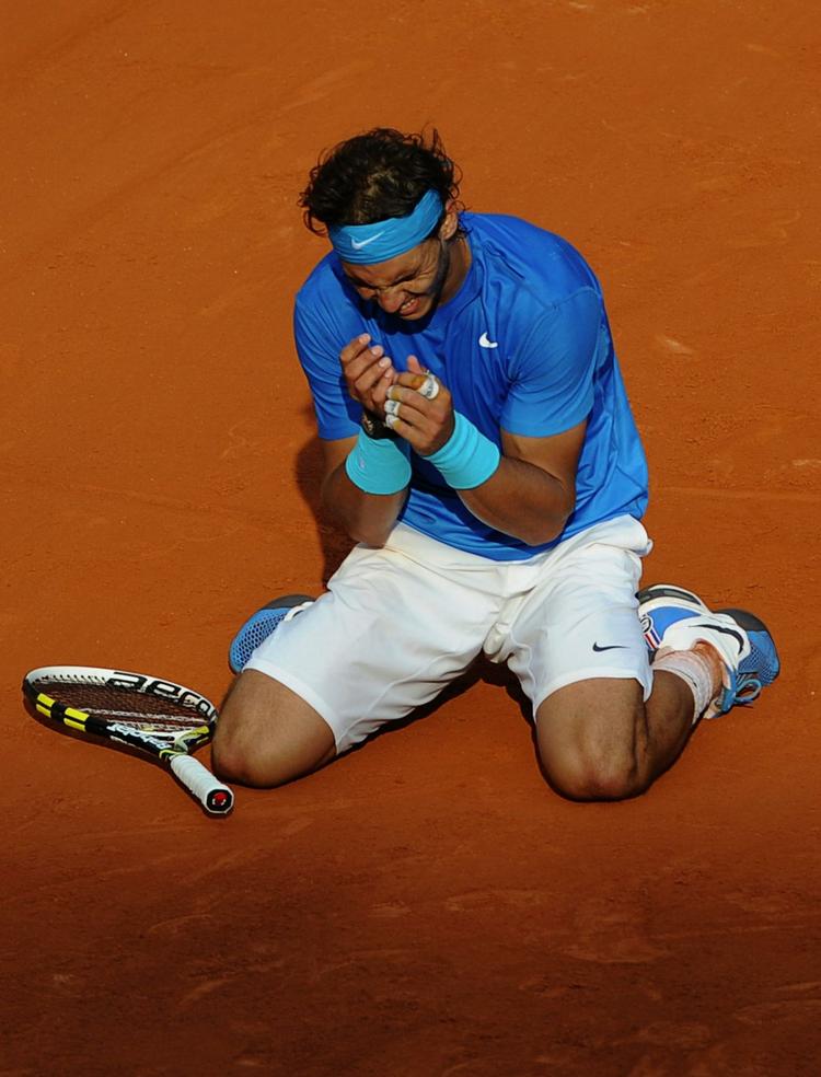 grusekspert. 25-årige Rafael Nadal blev den næstyngste efter Björn Borg, der opnår ti grandslamtitler. 