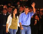 Vinder? Ollanta Humala sammen med sin hustru Nadine  Heredia i Perus hovedstad Lima i går. 