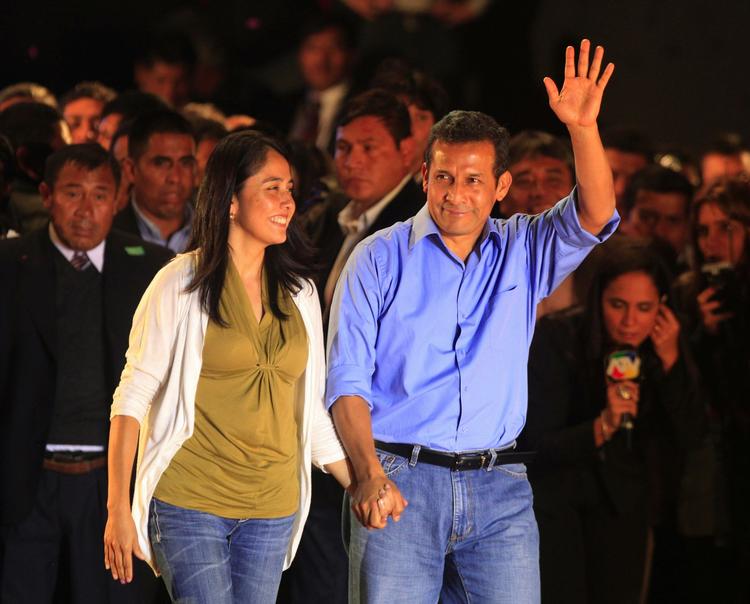 Vinder? Ollanta Humala sammen med sin hustru Nadine  Heredia i Perus hovedstad Lima i går. 