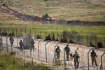 Grænsekontrol. Israelske tropper patruljerer langs grænsen til Syrien i dag. 