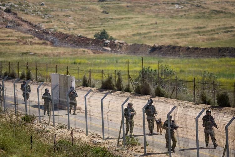 Grænsekontrol. Israelske tropper patruljerer langs grænsen til Syrien i dag. 