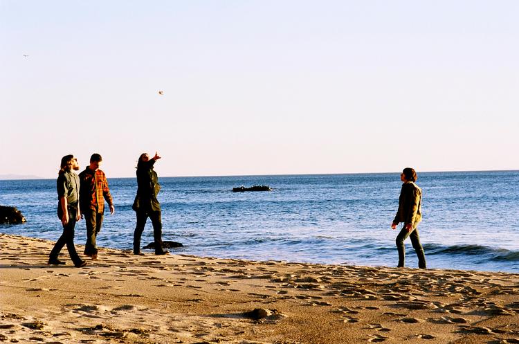 dreaming.   Arctic Monkeys har indspillet deres fjerde album i Los Angeles. Men denne gang har de ikke glemt de slidstærke melodier og poppenes enkelhed hjemme i England. PR-foto: Domino 