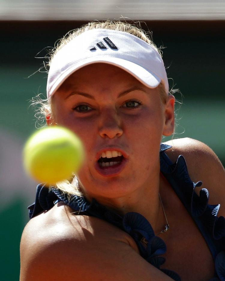 kampklar. På bane 1 er Roger Federer og Janko Tipsarevic ved at gøre sig klar. Når de er færdige, skal Caroline Wozniacki spille sin 3.-rundekamp. 