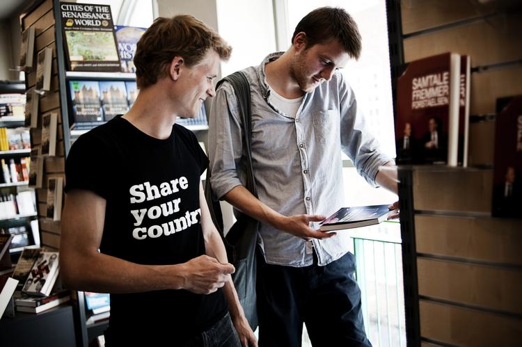 Smæk. Studerende Stefan Larsen (til højre) og Laurids Hovgaard (til venstre). Stefan oplevede sidste år at få et skattesmæk i størrelsesorden 15.000 kroner, fordi han modtog SU samtidig med, at han havde et deltidsjob i en organisation. Han mener, at SKAT skal være mere pædagoiske i deres kommunikation. 