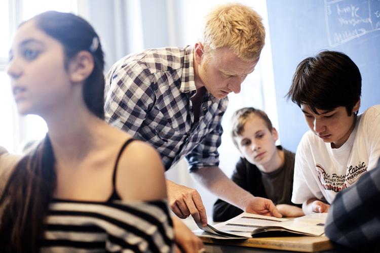 Nyuddannet. 29-årige Anders Lund Svendsen, der blev uddannet sidste sommer, er en af de lærere, der har oplevet det bratte skift fra uddannelsens teori til folkeskolens virkelighed. 