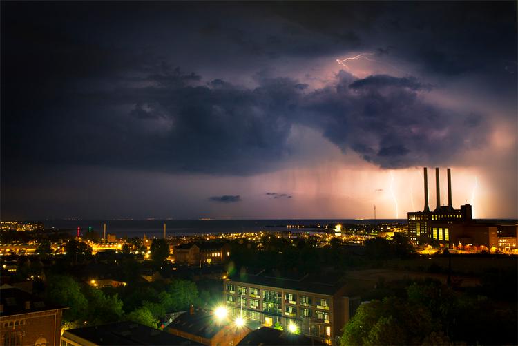 Lyn. København blev i aftes lyst op. 