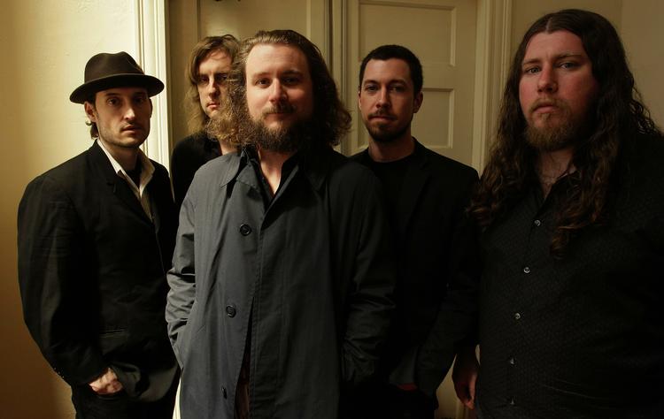 farverig. Hvert af de ti numre på My Morning Jacket's album 'Circuital' skiller sig ud, men gør det grundlæggende på en farverig og inspirerende måde. 