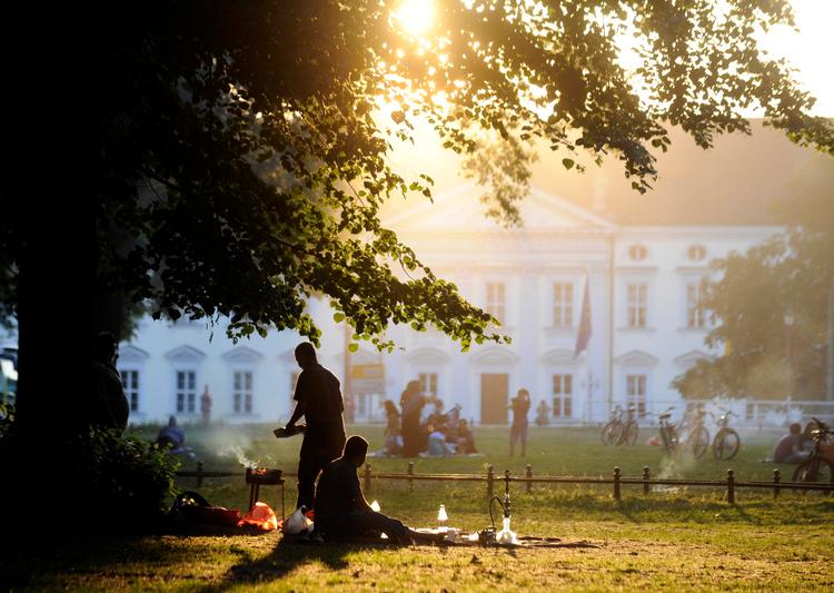 åndehul. Berlinerne elsker deres parker, her Tiergarten med aftensol, grill og vandpibe -og Schloss Bellevue i  baggrunden. Foto: Berthold Stadler/dapd 