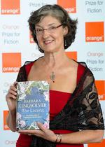 Underholdende. Barbara Kingsolver tager læseren på en tur gennem et halvt århundrede, stakkevis af breve, dagbogsoptegnelser mm. 
