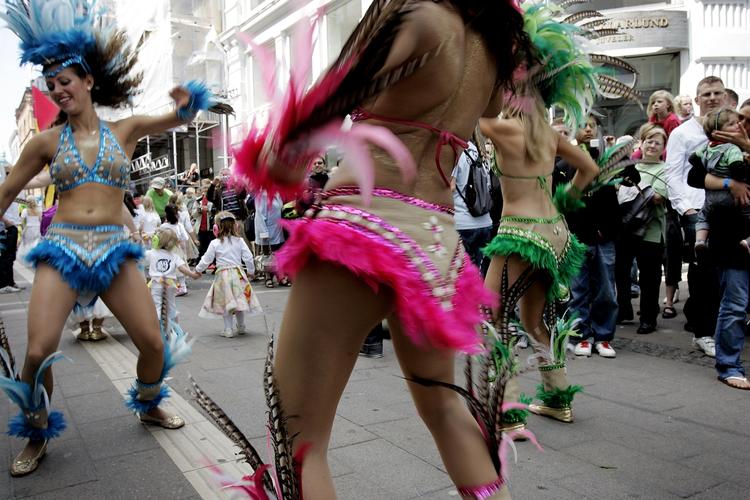 Broget. Copenhagen Carnival handler ikke kun om sambatrin og brasilianske rytmer. Pinsefesten har udviklet sig til en verdensmusikfestival. Og det tiltrækker blandt andet turister fra Kina i stort tal. 