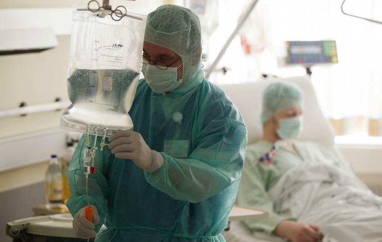 BEHANDLING. Læge giver colipatient med nyresvigt dialyse på sygehus i Hamborg. 