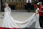 SE SELV. Alexander McQueen-brudekjole med slør, slæb og tilbehør kan fra 23. juli ses på Buckingham Palace. 