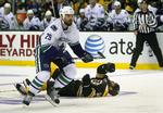 udelukket. Vancouver Canucks Aaron Rome (29) har sendt Boston Bruins-spilleren Nathan Horton i isen med en hensynsløs tackling. 