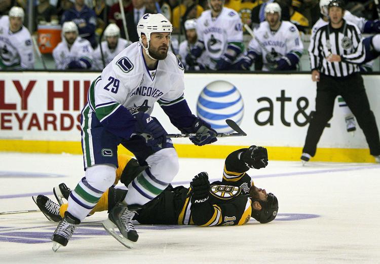 udelukket. Vancouver Canucks Aaron Rome (29) har sendt Boston Bruins-spilleren Nathan Horton i isen med en hensynsløs tackling. 