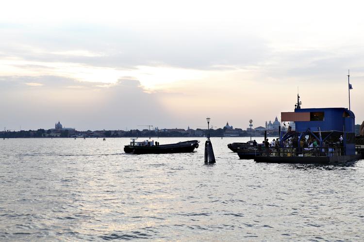 Dansk. 'Osloo' ligger ud for øen San Servolo ti minutters sejlads fra Venedig. 