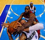 udligning. Miami Heats Joel Anthony laver en ulovlig blokering af skuddet fra Dallas Mavericks' Tyson Chandler i fjerde opgør i finaleserien. 