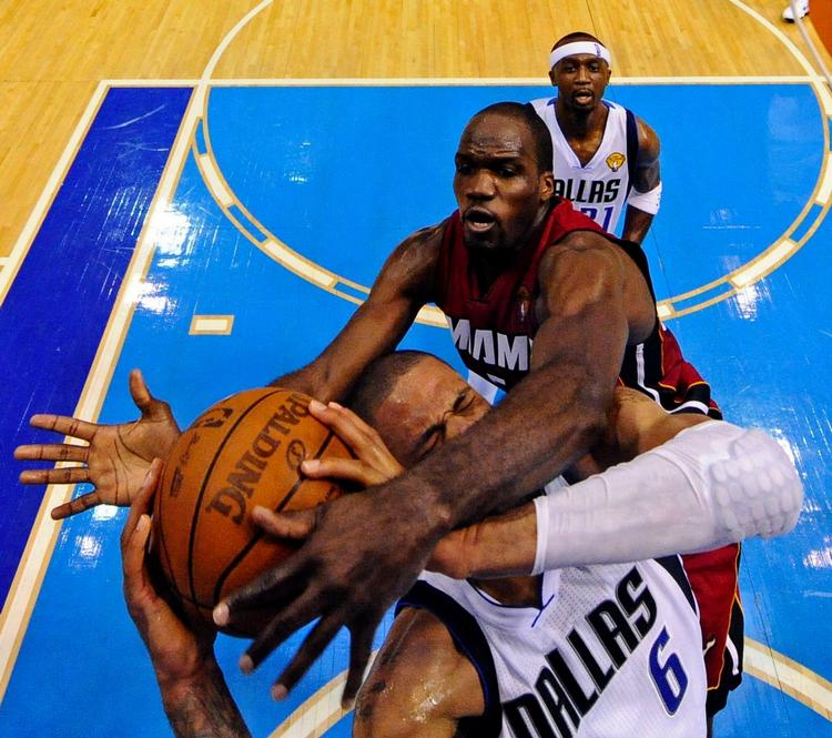 udligning. Miami Heats Joel Anthony laver en ulovlig blokering af skuddet fra Dallas Mavericks' Tyson Chandler i fjerde opgør i finaleserien. 