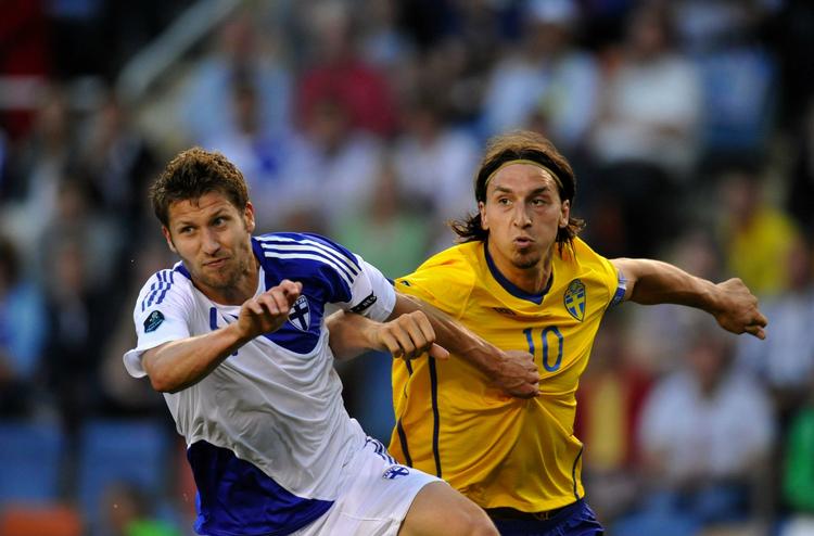 hattrick. Sverige åbnede kampen mod Finland med Zlatan Ibrahimovic (th) på bænken, men den svenske angriber gjorde et flot indhop. 