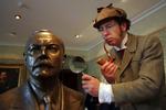 Udgivelse. Conan Doyle foreviget som bronzebuste. Han blev aldrig færdig med sin første roman 'The Narrative of John Smith'. Nu udkommer den til efteråret i Storbritannien. 