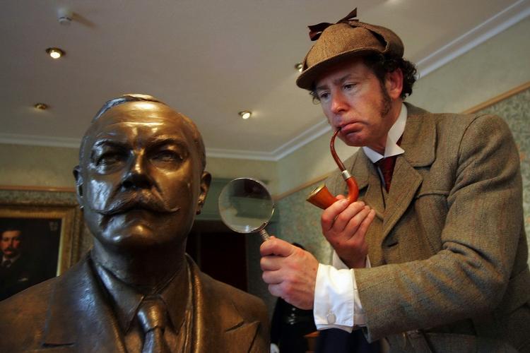 Udgivelse. Conan Doyle foreviget som bronzebuste. Han blev aldrig færdig med sin første roman 'The Narrative of John Smith'. Nu udkommer den til efteråret i Storbritannien. 