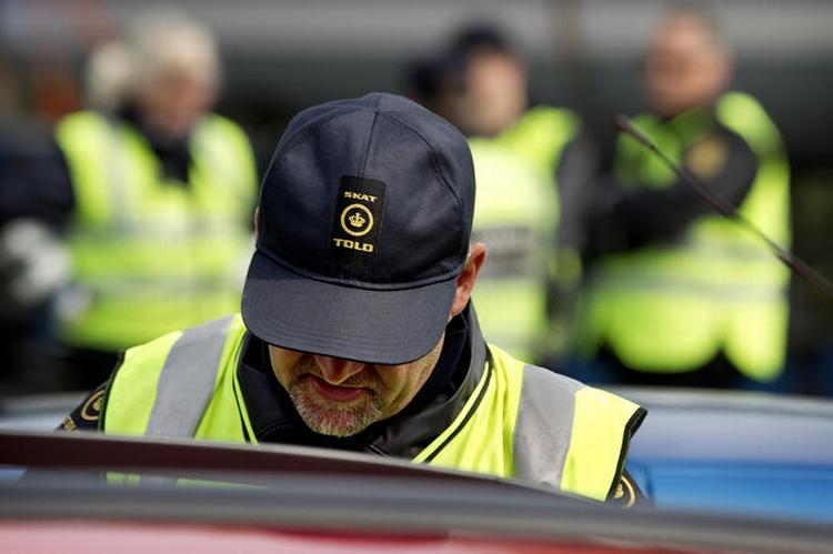 Oprustning. I går fik regeringen vedtaget sit og Dansk Folkepartis forslag om udvidet toldkontrol ved grænsen. De første toldere vil kunne være på plads på tirsdag. 