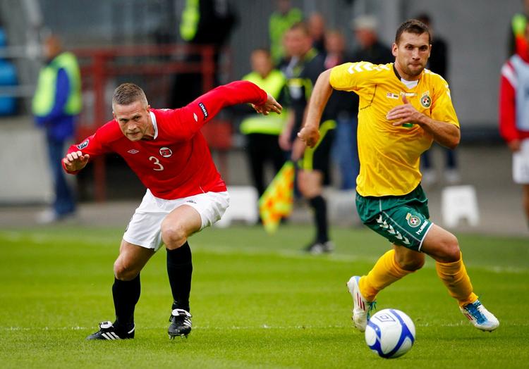 topseedet. Norges Kjetil Wähler i kamp mod Litauens Tadas Labukas under aftenens venskabsopgør. 
