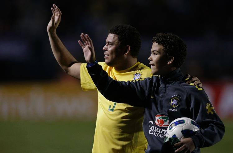 farvel. Ronaldo fik et kvarter på banen i en afskedskamp for Brasilien. Og bagefter vinkede han sammen med næste generation, sønnen Ronald, til tilskuerne i Sao Paulo. 
