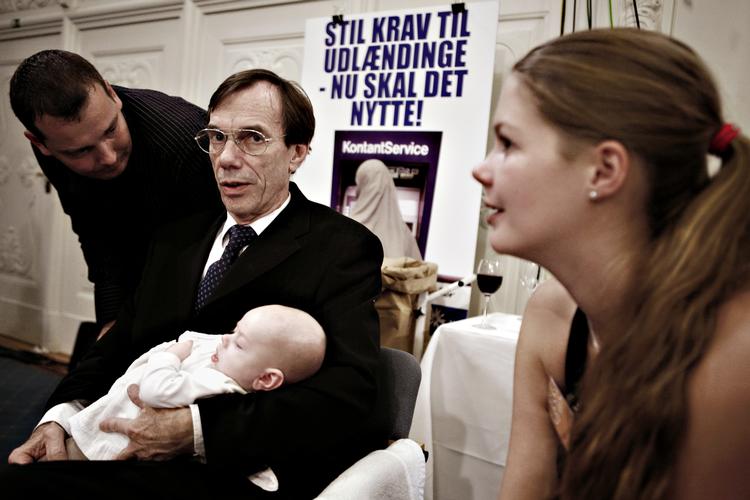 Turbulens. Det tidligere medlem af Europa Parlamentet for Dansk Folkeparti er kommet i modvind på grund af sammenligninger mellem muslimer og nazi-soldater. 