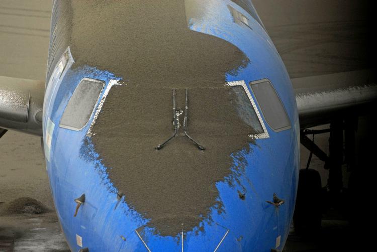I San Carlos de Bariloche lufthavnen i det sydlige Argentina dækker asken flere fly. 