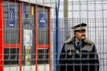 Vagtsom. En rumænsk betjent på grænsen til Moldova. Rumænien og Bulgarien opfylder formelt kriterierne for optagelse i Schengen-samarbejdet, men det udløser store danske protester i EU-Parlamentet. 