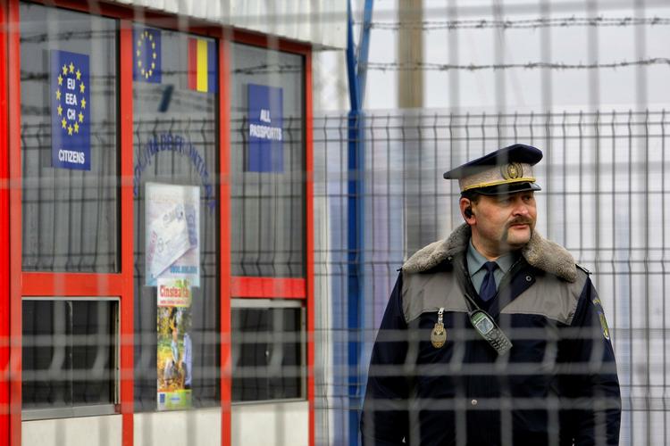 Vagtsom. En rumænsk betjent på grænsen til Moldova. Rumænien og Bulgarien opfylder formelt kriterierne for optagelse i Schengen-samarbejdet, men det udløser store danske protester i EU-Parlamentet. 