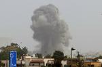 Hærget. Røgskyer spreder sig i Libyens hovedstad Tripoli efter voldsomme Nato-bombardementer. 