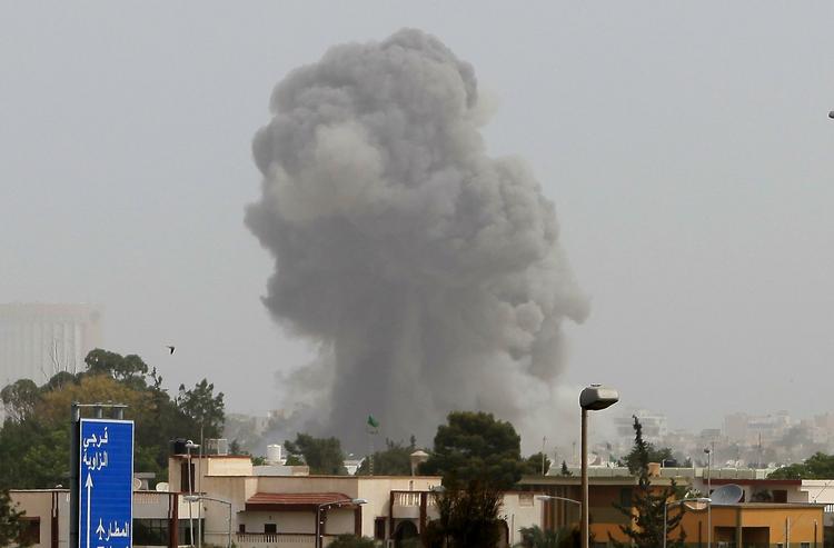 Hærget. Røgskyer spreder sig i Libyens hovedstad Tripoli efter voldsomme Nato-bombardementer. 