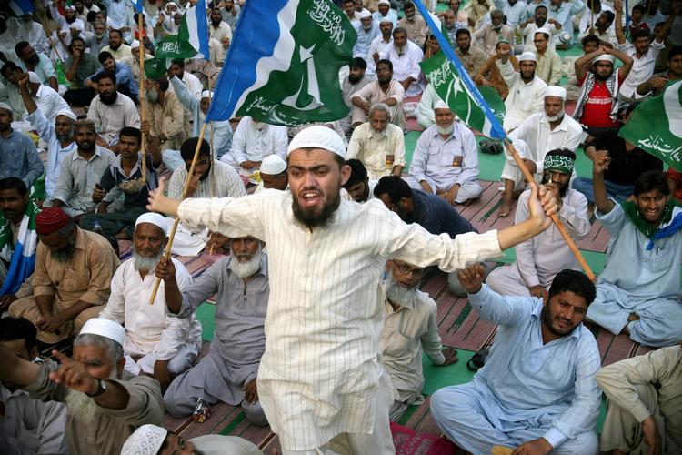 USA har rettet flere dødelige angreb med førerløse fly mod Pakistan. Billedet er fra i lørdags, hvor vrede pakistanere protesterer mod et angreb fredag, som kostede mindst syv mennesker livet. Mandag mistede 17 livet, og nu meldes mindst 22 dræbt. 