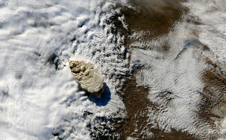 Dette foto frigivet af NASA viser askeskyen fra den chilenske vulkan Puyehue-Cordón Caulle, set fra rummet. 