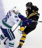 finaleserie. Jannik Hansen (36) i infight med Boston Bruins-forsvareren Tomas Kaberle i kampen, hvor Vancouver Canucks glemte alt om defensive dyder. 