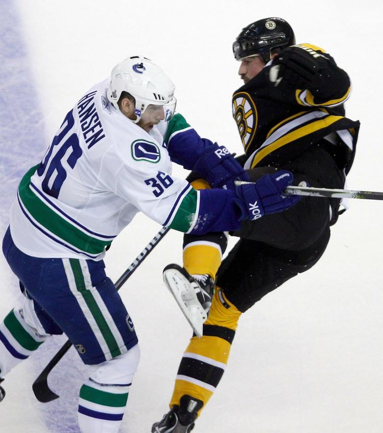 finaleserie. Jannik Hansen (36) i infight med Boston Bruins-forsvareren Tomas Kaberle i kampen, hvor Vancouver Canucks glemte alt om defensive dyder. 
