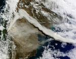 Askesky. Her ses askeskyen fra den chilenske vulkan Cordon Caulle blæse lige ind over Argentina. Billedet er taget af en af Nasas satellitter. 
