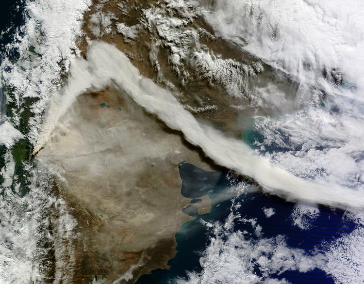 Askesky. Her ses askeskyen fra den chilenske vulkan Cordon Caulle blæse lige ind over Argentina. Billedet er taget af en af Nasas satellitter. 