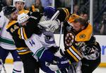 Slagudveksling. Boston Bruins målmand Tim Tomas (nr. 30) i infight med Vancouver Canucks venstre ving Alex Burrows (nr. 14). 