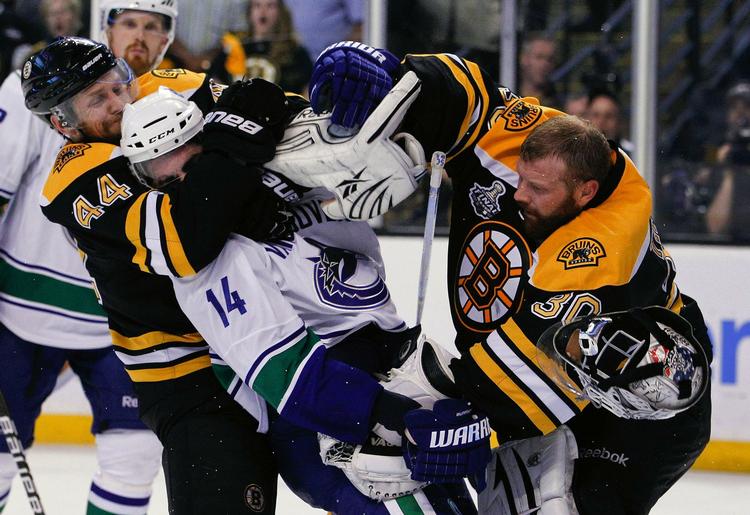 Slagudveksling. Boston Bruins målmand Tim Tomas (nr. 30) i infight med Vancouver Canucks venstre ving Alex Burrows (nr. 14). 