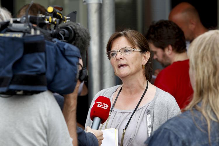 Domsfældelse. Statsadvokat Kirsten Dyhrmann på vej ud af Retten i Hjørring efter domfældelsen i Brønderslevsagen, som kendte en far og mor skyldige i vanrøgt og mishandling. 
