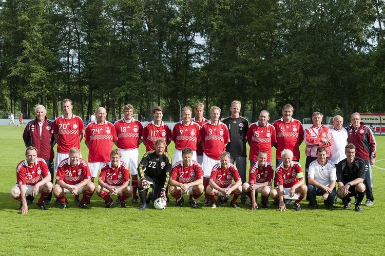 stjerneopstilling. Det kan godt være at benene er blevet lidt slidte og livvidden er mere omfangsrig, men heltene fra 1986 (plus et par nyere helte) kan stadig finde ud af at spille fodbold. 