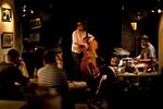 spontant.  Der er fuld koncentration til jazz-jam. Både blandt musikerne og blandt publikum, der selv for en dels vedkommende sidder og venter på at komme på scenen og folde sig ud. 