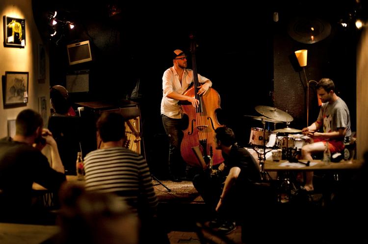 spontant.  Der er fuld koncentration til jazz-jam. Både blandt musikerne og blandt publikum, der selv for en dels vedkommende sidder og venter på at komme på scenen og folde sig ud. 