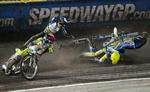 Styrt. Der var flere dramatiske styrt ved det svenske Grand Prix.  Her er det polske Tomasz Gollob, der må ned at ligge. Også Nicki P. og Hans Andersen var involveret i styrt. 