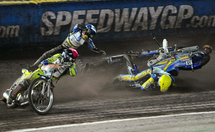 Styrt. Der var flere dramatiske styrt ved det svenske Grand Prix.  Her er det polske Tomasz Gollob, der må ned at ligge. Også Nicki P. og Hans Andersen var involveret i styrt. 
