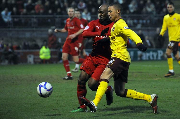 afbud. Arsenals Kieran Gibbs (th) i kamp om bolden med en Leyton Orient-spiller under FA cup-kampen i februar. 