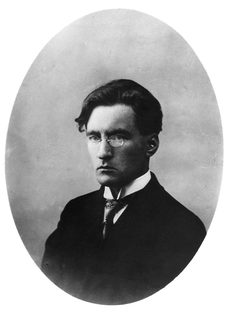 Lyriker. Elmer Diktonius (1896-1961) udgav som 25-årig sin første bog ('Min dikt'). I løbet af sin lyrikerkarriere ændrede han sig fra at være en ildspyende vulkan til en finere afstemt seismograf. Nu er et udvalg af hans digte oversat til dansk. 